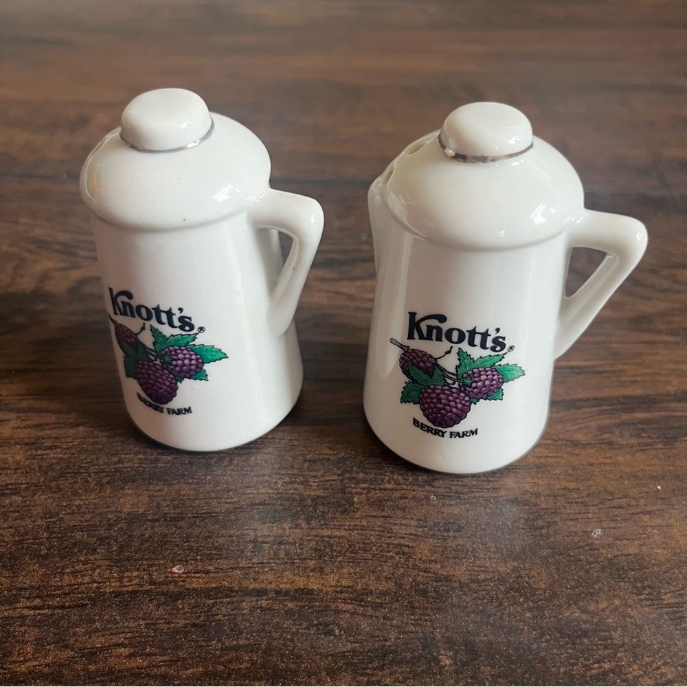 Vintage salt and pepper shaker set from Knott's Berry Farm - Picture 2 of 5